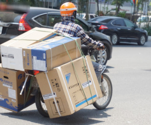 Nắng nóng đỉnh điểm ở Hà Nội, thợ điều hòa kiếm tiền triệu mỗi ngày