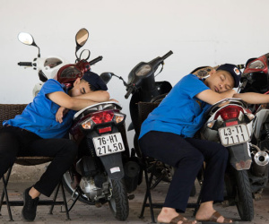 Nóng như chảo lửa, người dân Đà Nẵng chui gầm cầu nghỉ trưa
