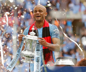Thủ quân Kompany chia tay Man City sau cú ăn 3 lịch sử