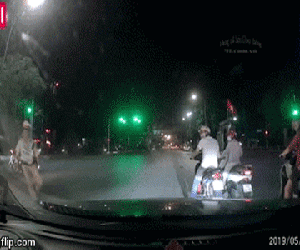 Video: Chiến sĩ CSGT 'tung cước' tóm gọn 2 thanh niên không đội mũ bảo hiểm, định 'thông chốt'