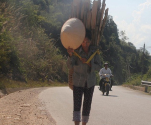 Nắng nóng cùng vợ ra đồng thu hoạch lạc, người chồng tử vong