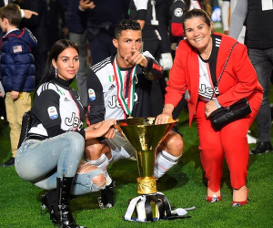 Ronaldo ăn mừng chức vô địch Serie A đầu tiên cùng Juventus