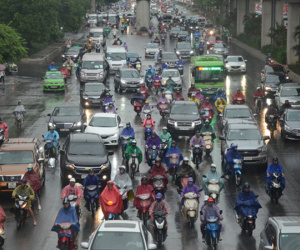 Cơn mưa rào vào sáng nay đã làm giảm nhiệt độ tại thủ đô cùng các tỉnh phía Bắc cũng giảm mạnh hơn 10 độ C khiến ai cũng cảm nhận tiết trời mát lạnh.