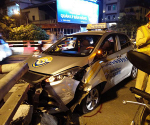 Hà Nội: Nam tài xế ngủ gật, xe taxi đâm vào thành cầu Chương Dương