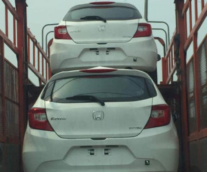 Honda Brio bất ngờ xuất hiện trên xe vận chuyển trên đường phố Hà Nội