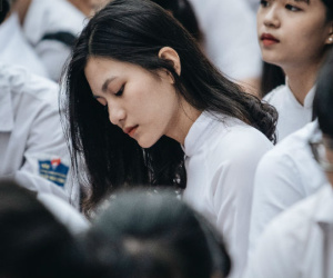 Mặc áo dài trắng đội mưa dự lễ bế giảng, dàn nữ sinh ngôi trường này gây thương nhớ vì quá xinh xắn