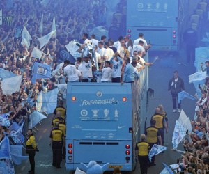 Man City nhuộm xanh thành Manchester trong lễ rước cúp hoành tráng