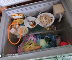 Nhìn chiếc tủ lạnh với bình sữa của con nằm 'bơ vơ' giữa bốn bề đồ ăn, nhiều người đoán ngay tính cách người mẹ