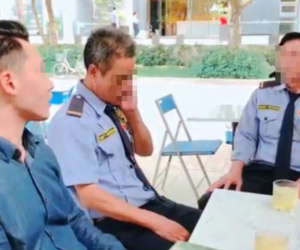 Thanh niên Việt kiều đến tận nơi xin lỗi 2 nhân viên bảo vệ: 'Con không khinh mấy chú, con cũng tự làm đủ nghề mới có tiền'