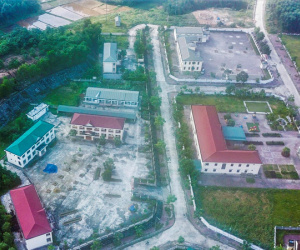 Video ảnh: Trường hơn 16 tỷ đồng bỏ hoang, người dân tận dụng phơi rơm, thả bò