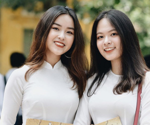Đặc sản mùa bế giảng: Con gái Hà Nội chỉ cần diện áo dài trắng thôi là xinh hết phần người khác rồi!