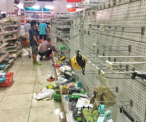 Khách vứt hàng bừa bãi, Auchan tan hoang trước ngày đóng cửa