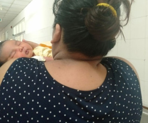 Mỡ bụng sản phụ quá dày, bác sĩ chật vật mổ lấy thai nhi