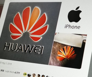 Nhà ngoại giao TQ tweet ủng hộ Huawei bằng iPhone gây bão mạng