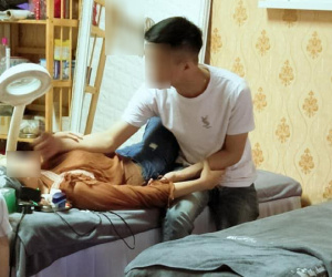 Thanh niên dẫn bạn gái đi xăm môi, ngồi bên cạnh nắm tay suốt 4 tiếng không buông: Người ghen tỵ hết nấc, người bĩu môi bảo 'làm màu'