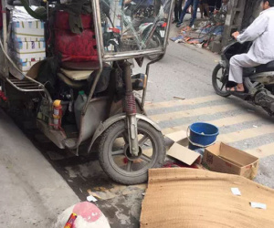 Va chạm, người đàn ông đi xe máy bị xe 3 bánh lật nghiêng đè tử vong