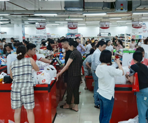 Video ảnh: Chen lấn 'vét' hàng giảm giá 50% trước ngày Auchan đóng cửa