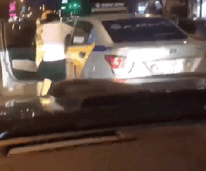 Video: Mặc CSGT ngăn cản, người đàn ông bắt tài xế taxi đâm người bỏ chạy quỳ giữa đường