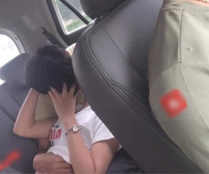 Ngày đầu chạy taxi, bác tài xế vớ ngay cặp khách 'xông xe' nằm dài ra ghế sờ mó, hôn hít nhau