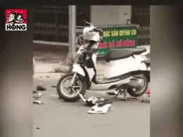 Vợ đi chơi với nhân tình, chồng mang xe máy ra giữa đường đập nát hét lớn: 'Hát hò này, vui chơi này'