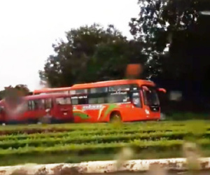 Thanh Hóa: Xe khách chạy ngược chiều như tên bay trên đường lúc trời mưa