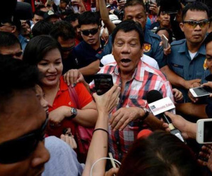 TT Duterte ra lệnh đổ rác xuống vùng lãnh hải 'bất kỳ' của Canada