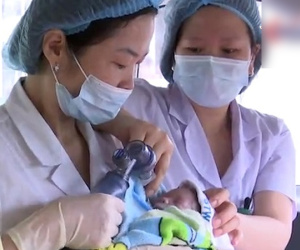 Video: Hình ảnh rơi nước mắt trong ca mổ đón bé Bình An từ người mẹ ung thư