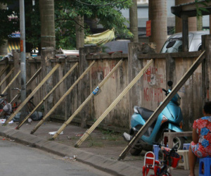 Vô tư mưu sinh dưới bức tường 'tử thần' bất chấp nguy hiểm