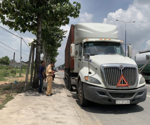Xe container lấn làn, cán người phụ nữ đi xe máy chết thảm