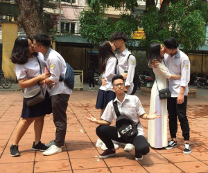 Bức ảnh trai đẹp lẻ loi giữa đám bạn hôn nhau ở trường gây bão: Sao tôi ế trường tồn, trong khi ai cũng có người yêu