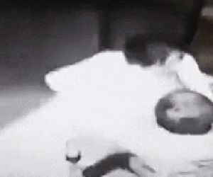 Video: Cô gái trẻ bị kẻ biến thái cưỡng hôn KINH HOÀNG trong thang máy