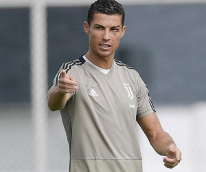 Video: Ronaldo solo ghi bàn từ giữa sân trong buổi tập của Juventus