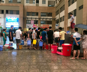 Hà Nội: Gần 10.000 cư dân bức xúc khi phải chờ đợi xách từng xô nước trong 3 ngày liên tiếp