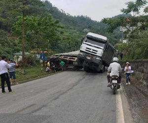 Lật nghiêng trên đèo, xe đầu kéo chắn ngang Quốc lộ 3