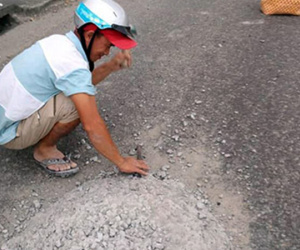 Người thợ đục khối bê tông trên quốc lộ 1A vì lo tai nạn