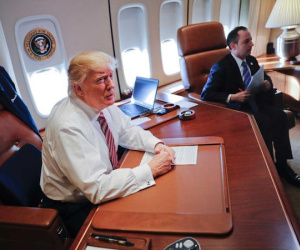 'Như bị giam cầm' - trải nghiệm trên chiếc Air Force One của TT Trump