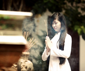 Những điều tối kỵ khi đi chùa nhất định bạn phải nhớ kẻo tài lộc tiêu tan, xui xẻo cả năm