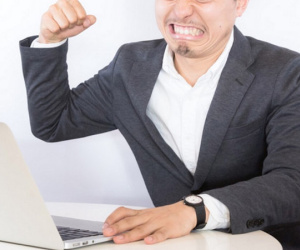 Bị vợ 'dìm hàng' trên mạng suốt 6 tháng mà không hay biết
