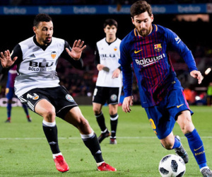 Fan Arsenal hả hê khi thấy Messi bị 'xâu kim'