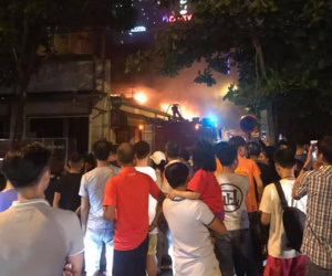 Hà Nội: Quán bia Hải Xồm bốc cháy dữ dội