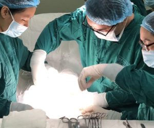 Mang bệnh đe dọa tính mạng 2 đứa con trong bụng, mẹ lặng người nằm nghe 20 bác sĩ mổ cứu con ở tuần thai thứ 34