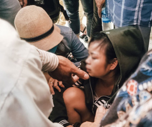 Thảm án hai vợ chồng và con gái 4 tuổi tử vong ở Bình Dương: Người thân bủn rủn tay chân, khóc nghẹn khi đến nhận thi thể