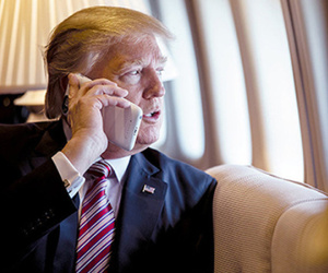 Trợ lý nói tháp tùng Trump trên Không lực Một 'như bị giam'