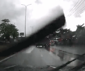Video: Xe tải 'làm xiếc' trên quốc lộ và pha chốt hạ khiến người xem thốt lên 'may quá'