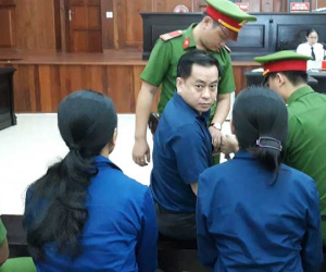 Vũ ‘nhôm’ đầu tóc bóng mượt, bình thản tới tòa