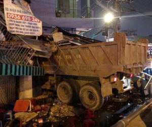 Xe ben lao sập nhà dân trong đêm ở Sài Gòn