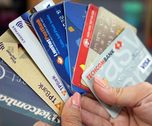 4.000 tỷ chuyển thẻ từ sang thẻ chip: Khách hàng hay ngân hàng gánh chi phí?