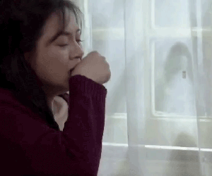 Chi tiết bí ẩn rợn người của Về Nhà Đi Con tập 32: Cái gì đang hiện lên trên tấm rèn cửa nhà Huệ?
