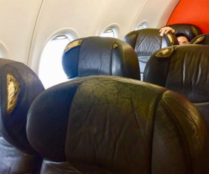 Hành khách Jetstar Pacific phản ánh ghế ngồi trên máy bay rách nát