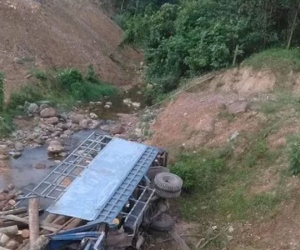 Xe tải chở gỗ lao xuống suối, 2 thanh niên trên xe tử vong